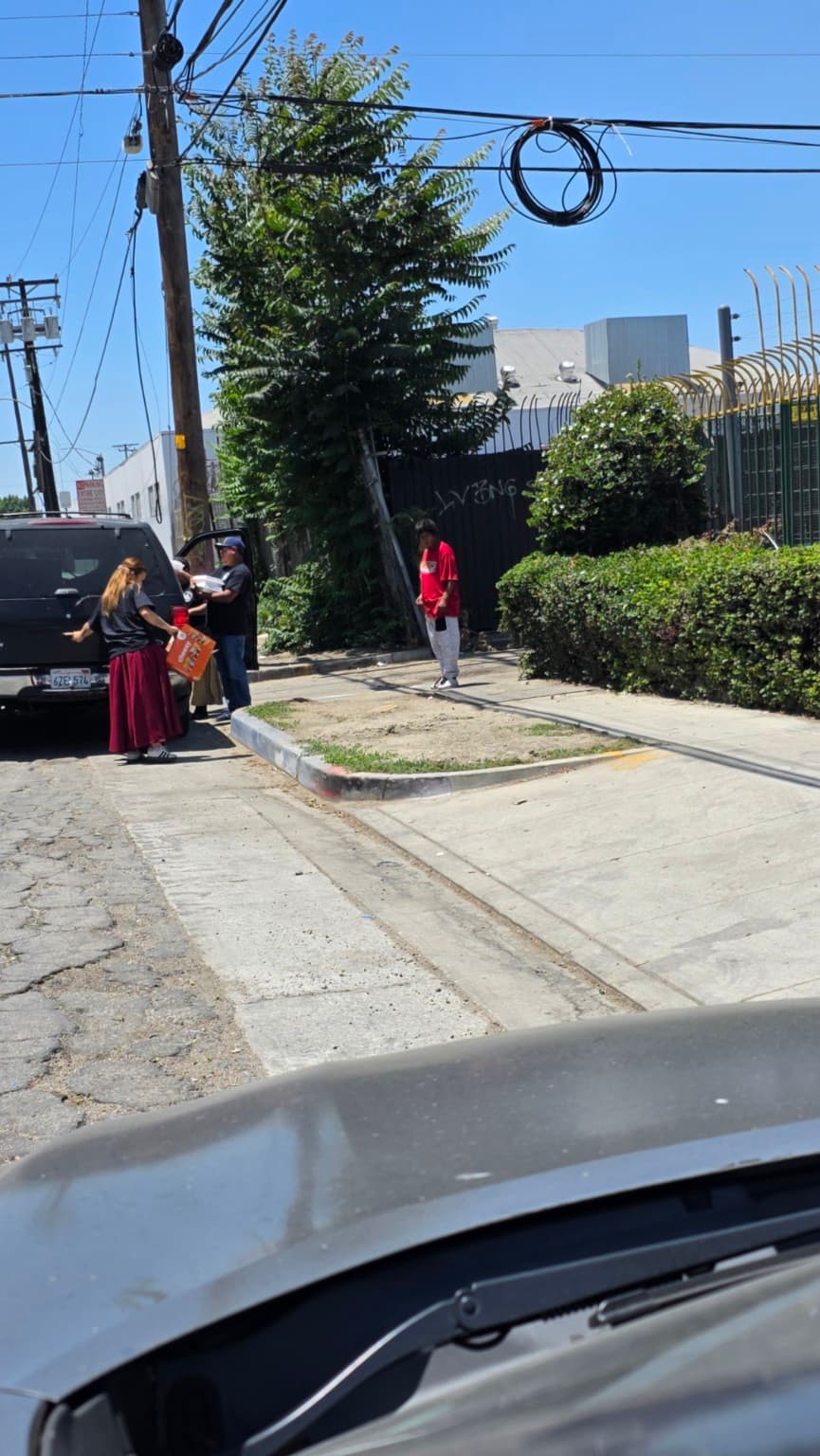 REPARTIENDO COMIDA EN LAS CALLES