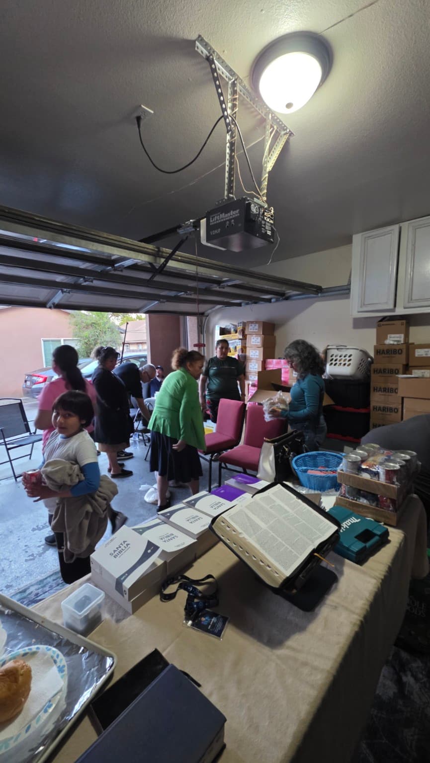 FAMILIAS RECOGIENDO ALIMENTOS