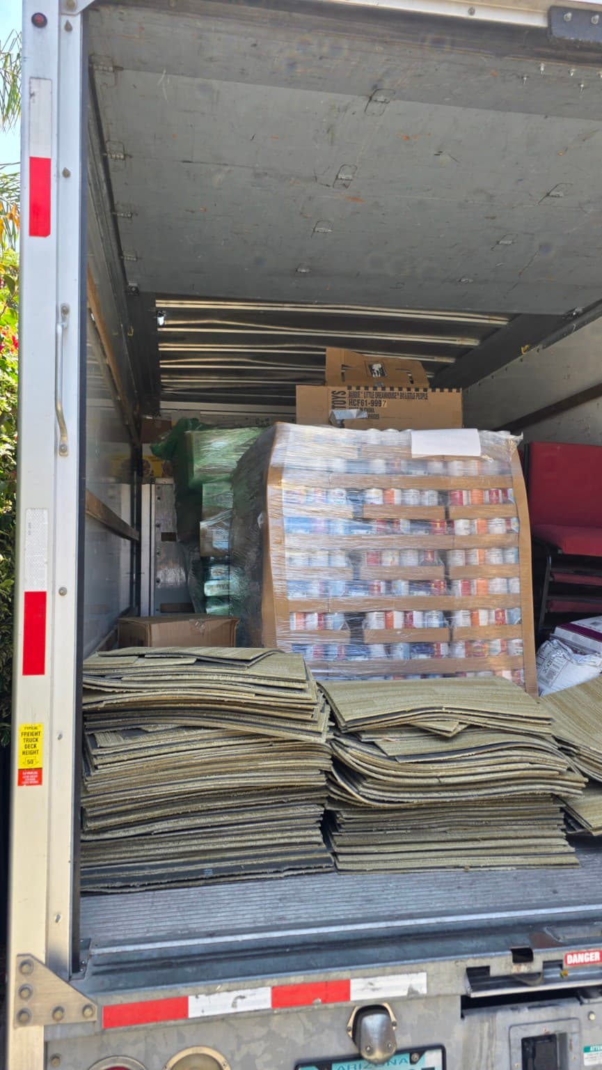 NOS TOCA RENTAR VEHICULOS PARA RECOGER LA COMIDA Y OTROS PRODUCTOS